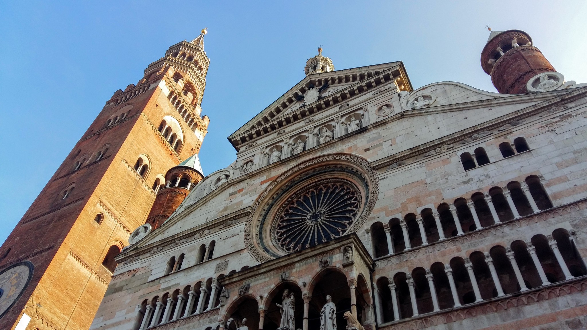 Da Brescia alla città delle tre T", turòon, Turàs, tetàs (torrone, Torrazzo, tettone) o semplicemente Cremona