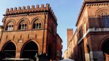 Da Brescia alla città delle tre T&quot;, turòon, Turàs, tetàs (torrone, Torrazzo, tettone) o semplicemente Cremona