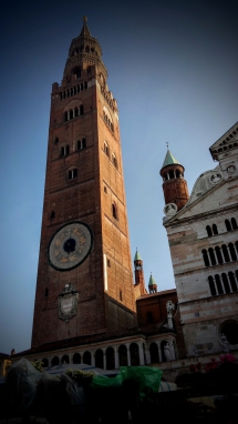 Da Brescia alla città delle tre T&quot;, turòon, Turàs, tetàs (torrone, Torrazzo, tettone) o semplicemente Cremona