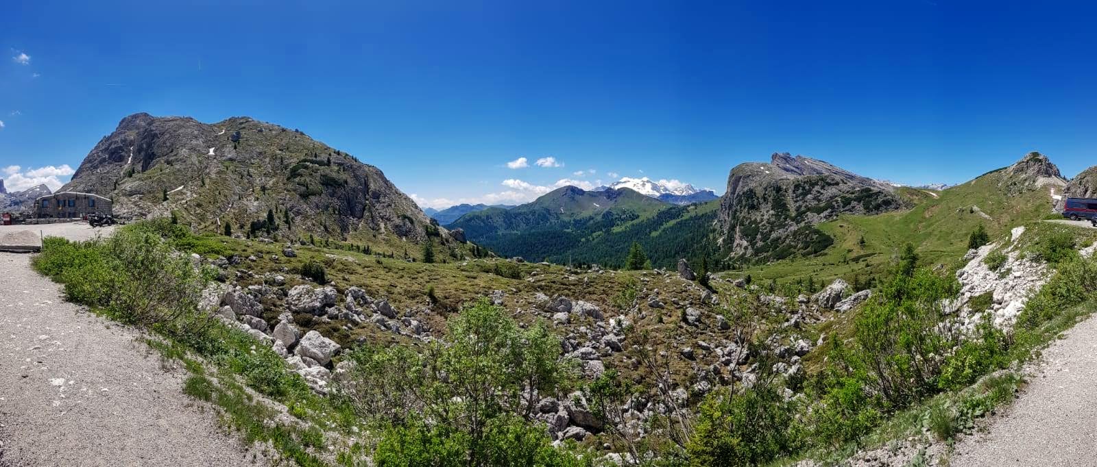 Passo Valparola e Museo della Guerra in lontananza la Marmolada